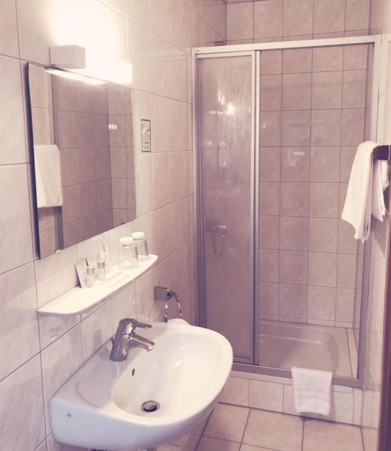 Gasthof Wilhelm Tell Fremdenzimmer Zirndorf Bagian luar foto