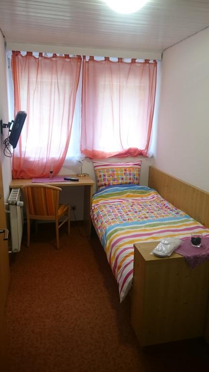 Gasthof Wilhelm Tell Fremdenzimmer Zirndorf Bagian luar foto